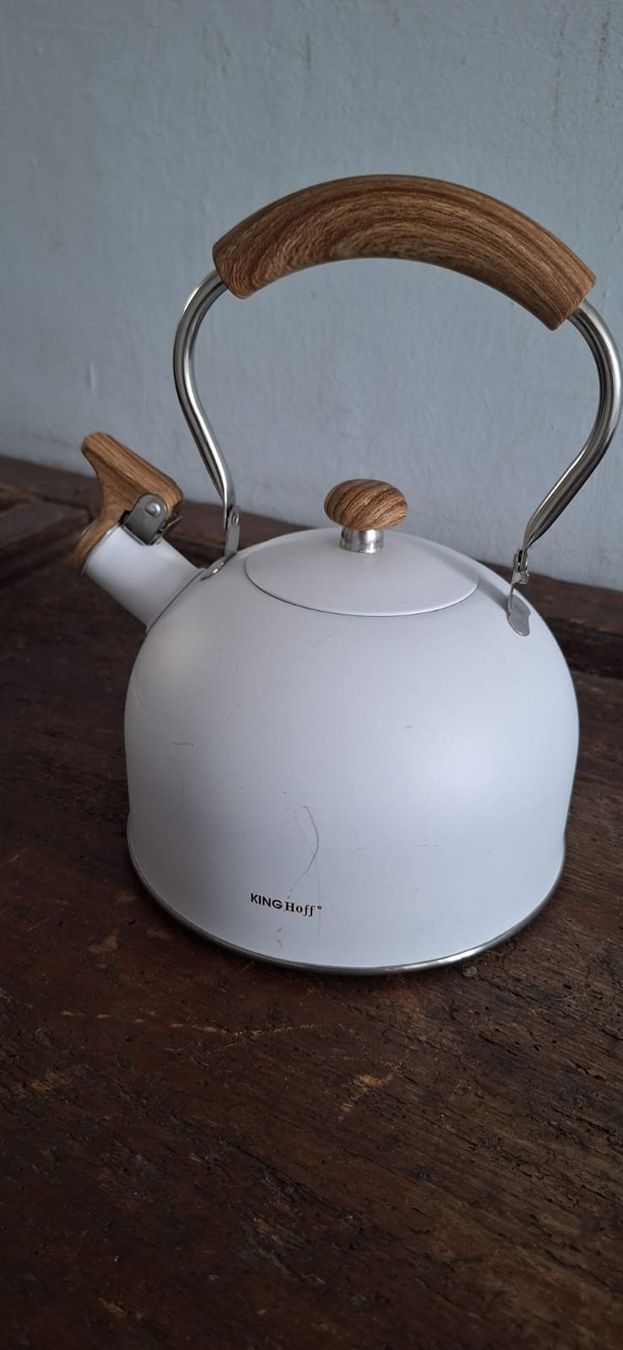 Bollitori: Pfeifkessel KING Hoff weiss mit Holzgriff gebraucht – Usato da Rüti ZH venduto da isa_5p2x