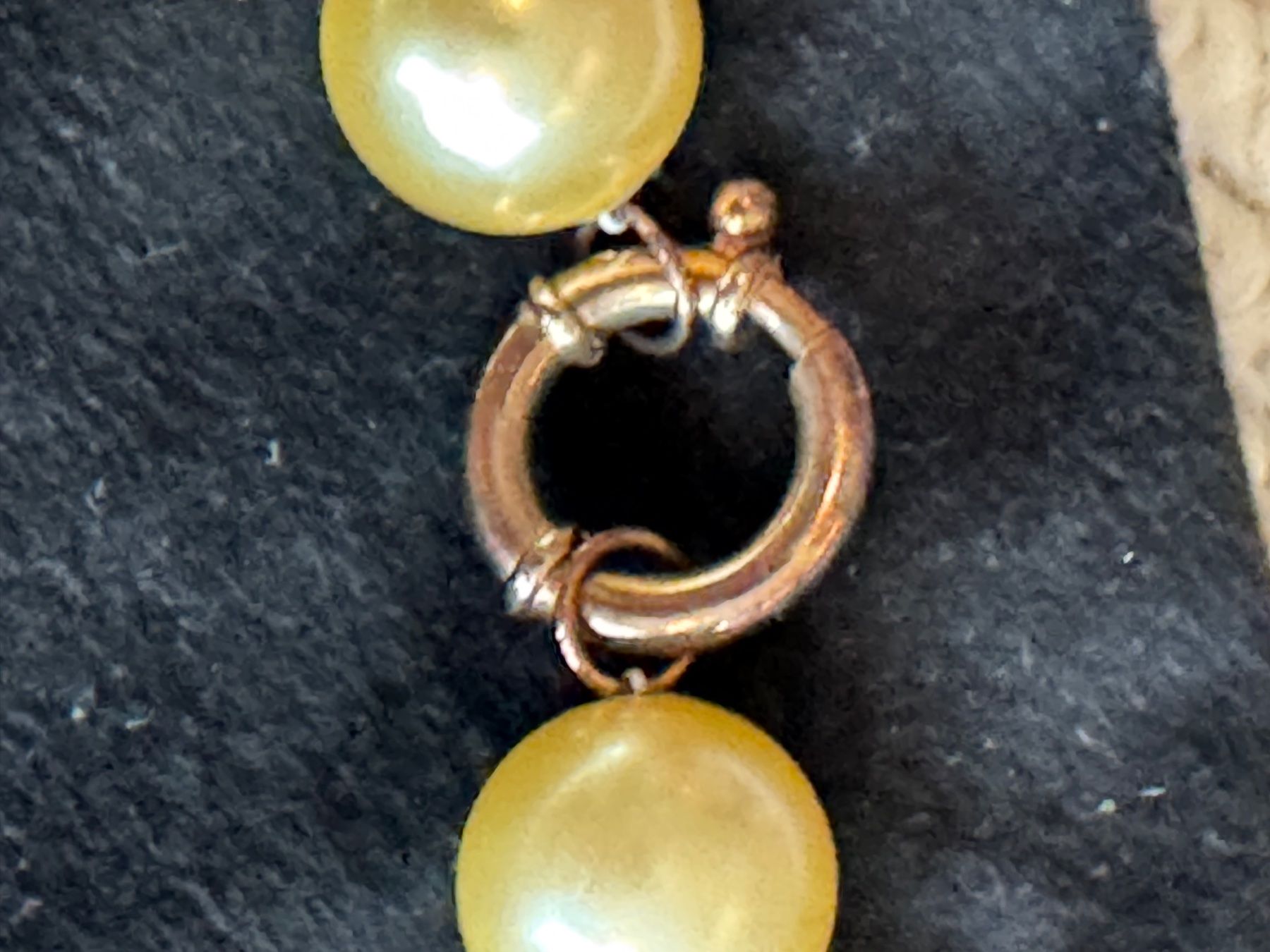 Catenine: Perlenkette goldfarben von Majorica – Usato da ZÜRICH venduto da redhead61 1