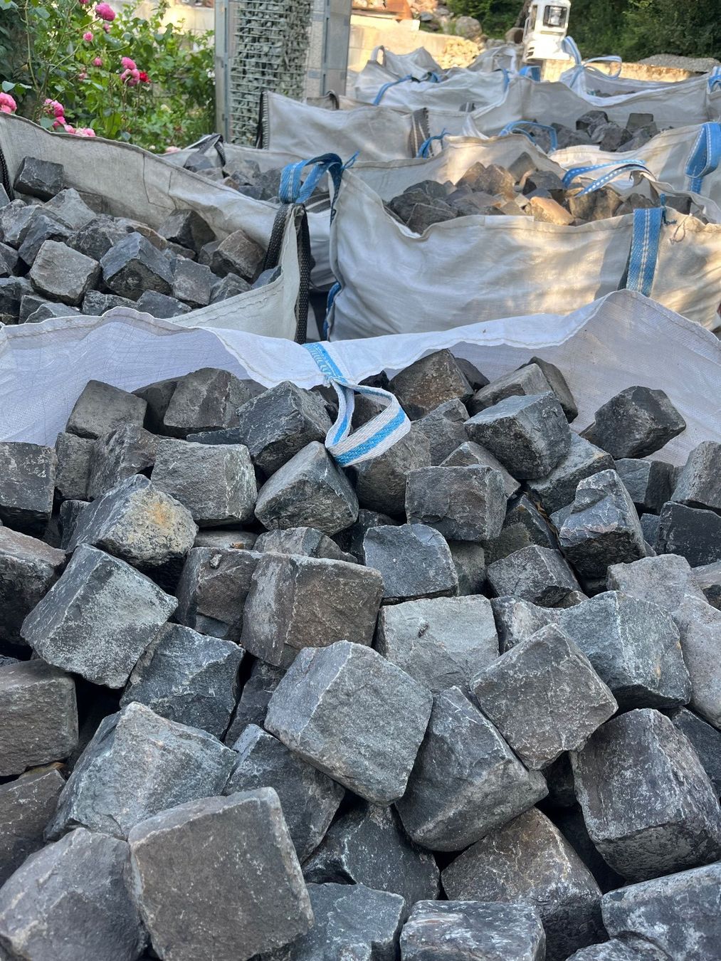 Pietre & tegole: Basalt Pflastersteine – Usato da Eichberg venduto da Elmar2014 3