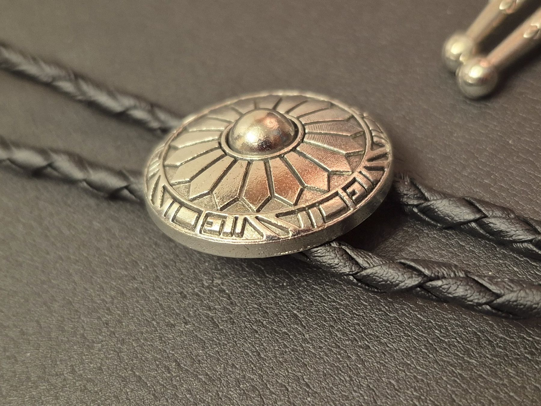 Cravatte: 46) Bolo-Tie Westernkrawatte Concho Muster Silber – Nuovo e nell'imballaggio originale da Aeschau venduto da AtelierAltholz