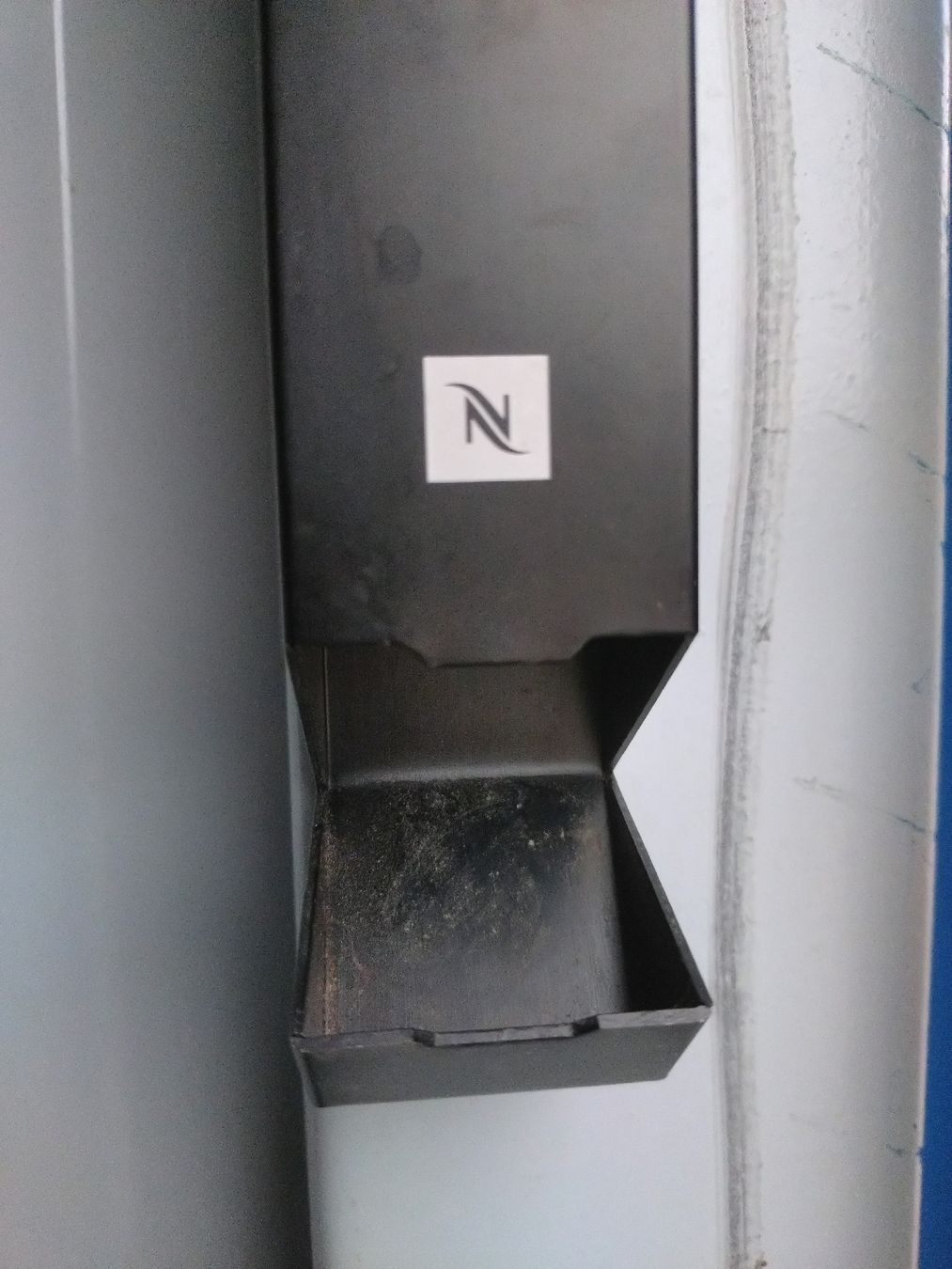 Nespresso Sonstiges für die Gastronomie & Hotel: Distributeur de capsules Nespresso, noir, aimanté – Gebraucht aus Farvagny-le-Grand von LaCaverne 1