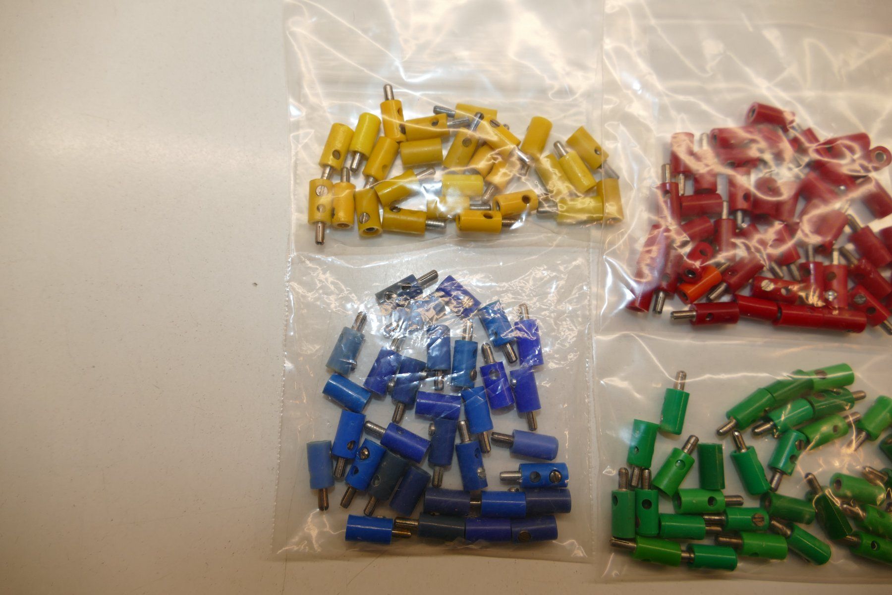 Märklin Modellini di ferrovie: Märklin H0: Viele Stecker in 5 Farben sortiert – Usato da Niederhasli venduto da rail-duerst 1