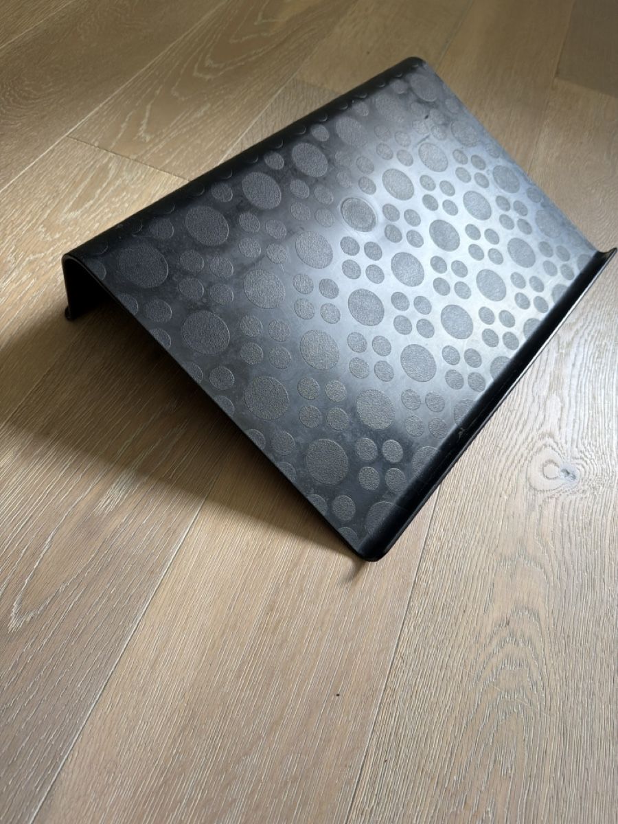 Racks & Cavalletti: Ikea schwarzer Laptop-Ständer mit Muster. – Usato da Dietlikon venduto da pmk86