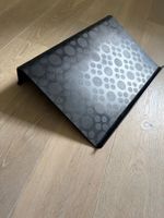 Ikea schwarzer Laptop-Ständer mit Muster.