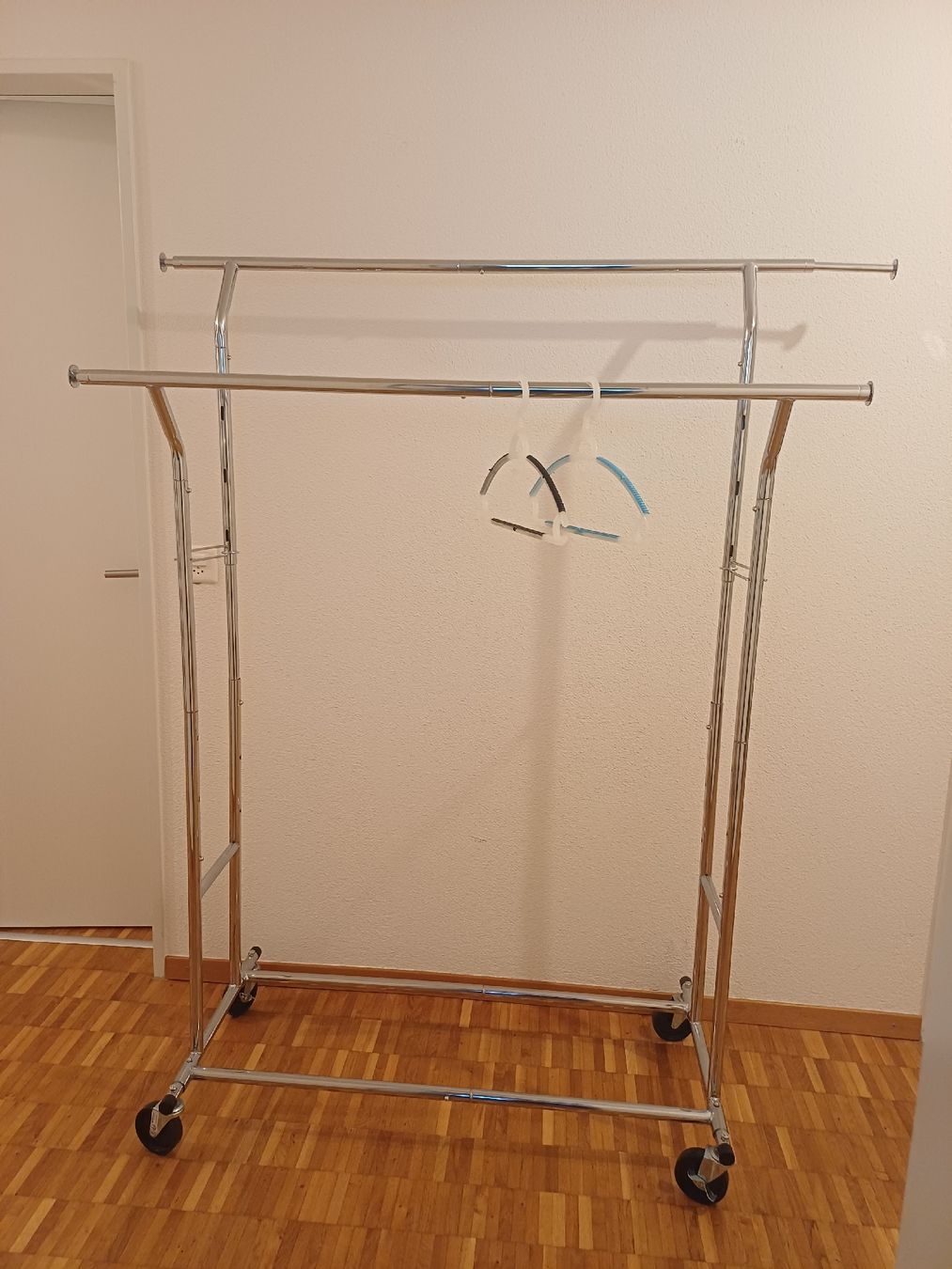 Porte manteau: Kleiderständer mit 2 Stangen, "Songmics Hangy" – D'occasion à Dietlikon par mer_5vpv