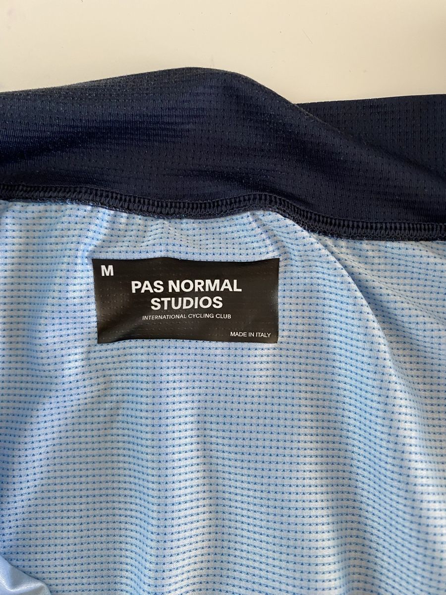 Pas Normal Studios Leibchen & Hosen: PNS Pas Normal Studios Solitude Radtrikot, Grösse M, – Gebraucht aus Appenzell von ruko01 2