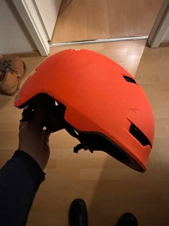 Kickboard: Cest une trottinette électrique avec un casque.  – Usato da Plan-les-Ouates venduto da ago_fps6 4