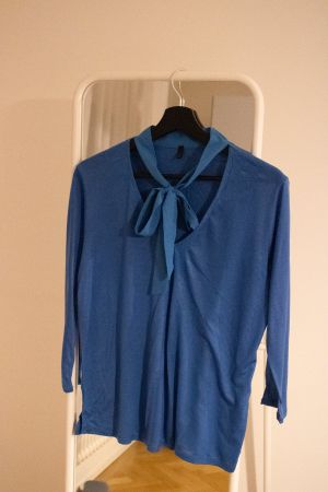 Benetton blaue Bluse mit Schleife (Grösse S/M)