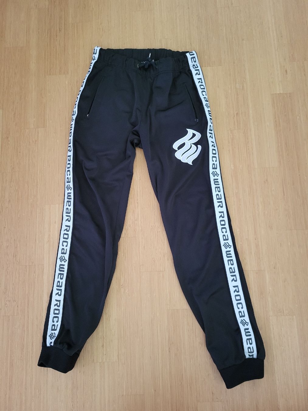Pantaloni: Rocawear Trainerhose, schwarz, Herren, Grösse L – Usato da Winterthur venduto da GAM90