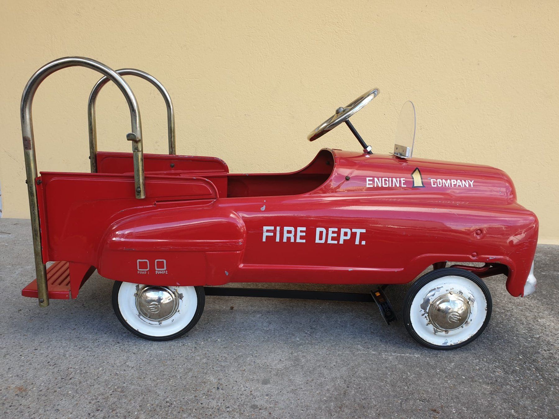 Fahrzeuge für Kinder: Blech-Tretauto Feuerwehrauto – Gebraucht aus Zürich von sho_g8sf