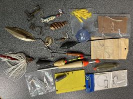 Verschiedenes  Angelzubehör: Posen, Haken, Kunstköder