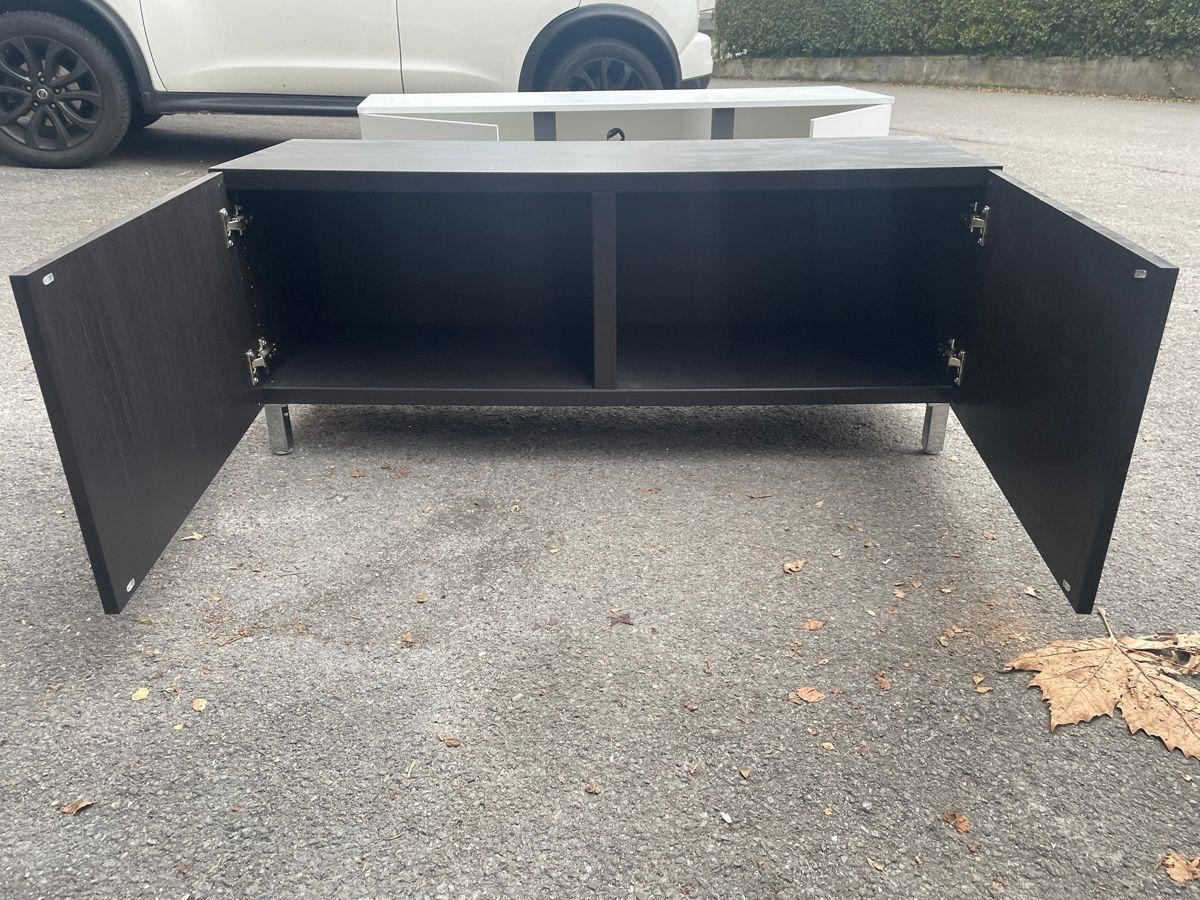 Cassettiere: Schwarzes TV-Möbel / Sideboard mit zwei Türen – Usato da Hergiswil NW venduto da wert721 2
