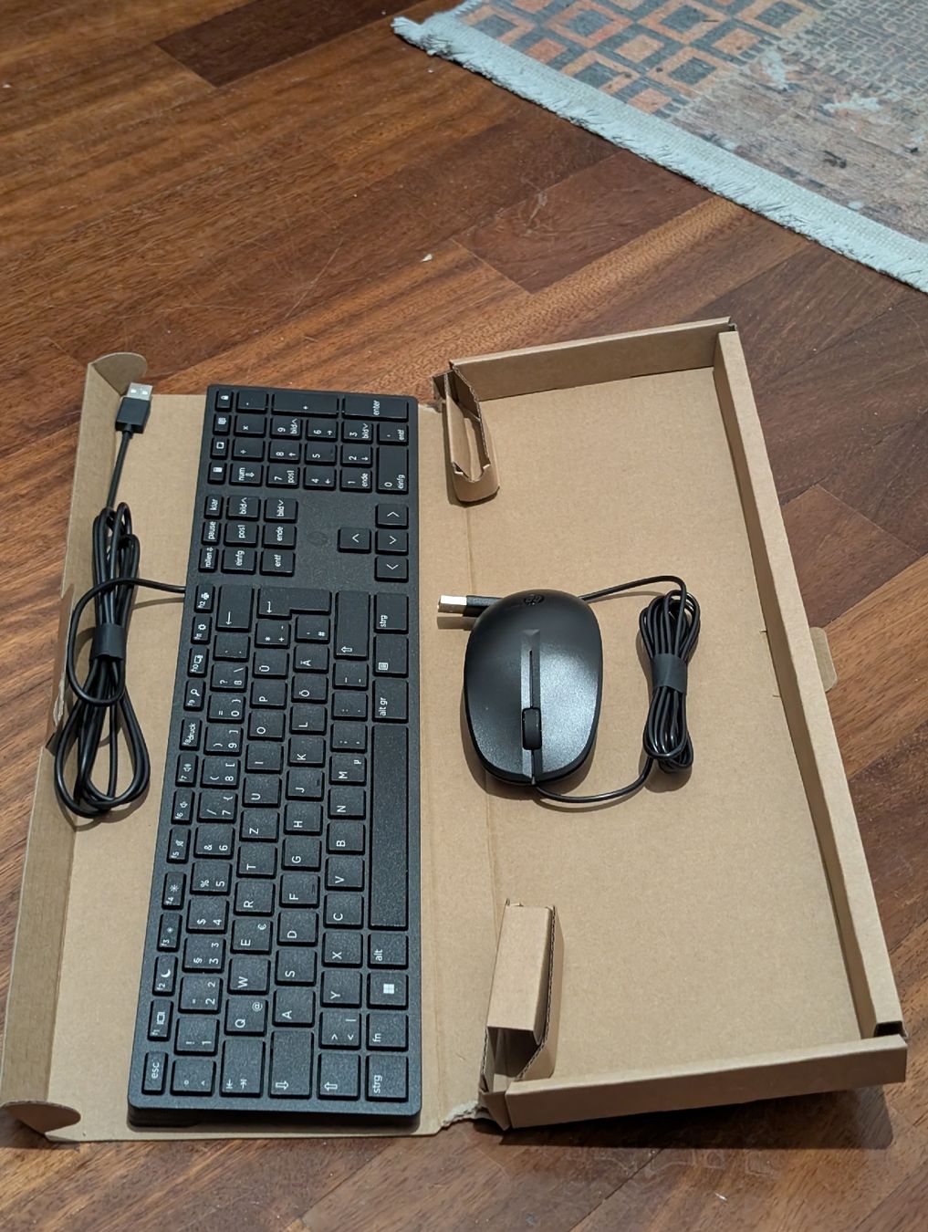 Hewlett Packard Tastiere: Set HP Keyboard 320K + Mouse USB - Nuovo – Nuovo (secondo la descrizione) da Lugano venduto da c42_d5hr