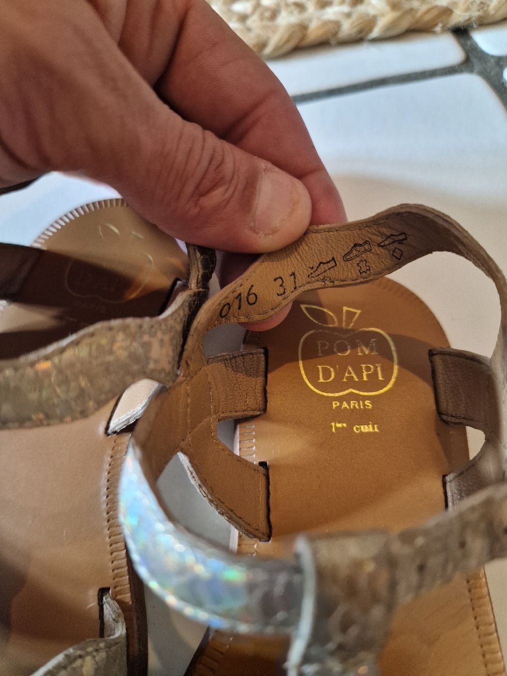 Pom d'Api Schuhe für Mädchen: Sandales "Pom d'Api", cuir doré brillant, taille 31 – Gebraucht aus Gingins von ven_mz7b 1