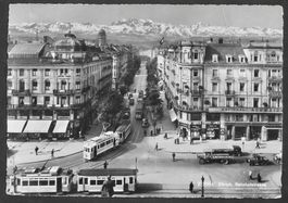 Zürich Bahnhofstrasse mit diversen Trams und alten Autos