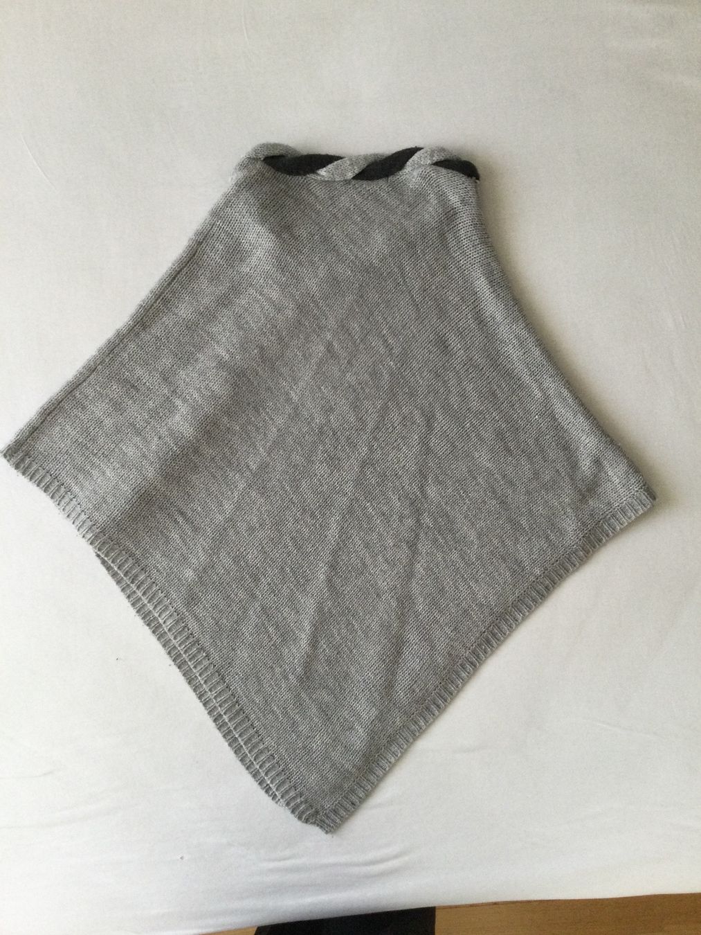 Sonstige Damenmode: Grauer Poncho b.Young – Gebraucht aus Zürich von Janakpur 2