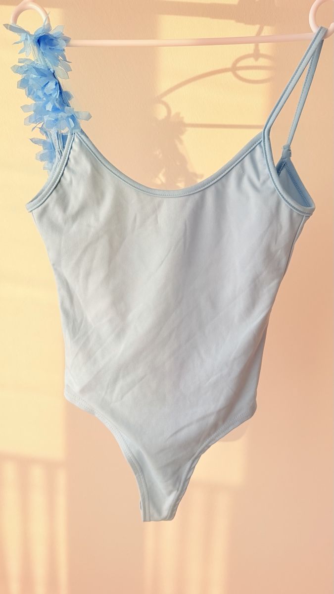 Badekleider & Bikinis: Badeanzug hellblau mit Blumenapplikation Grösse M neu – Neu (gemäss Beschreibung) aus Jonen von BMWE369