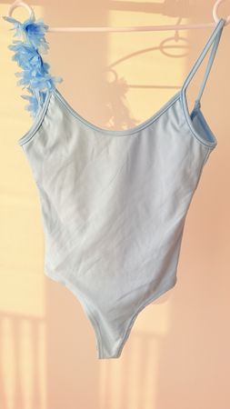 Badeanzug hellblau mit Blumenapplikation Grösse M neu