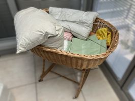 Baby-Wiege aus Korbgeflecht und Vorhang