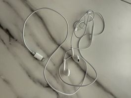 Apple Kabelkopfhörer EarPods mit Lightning-Anschluss