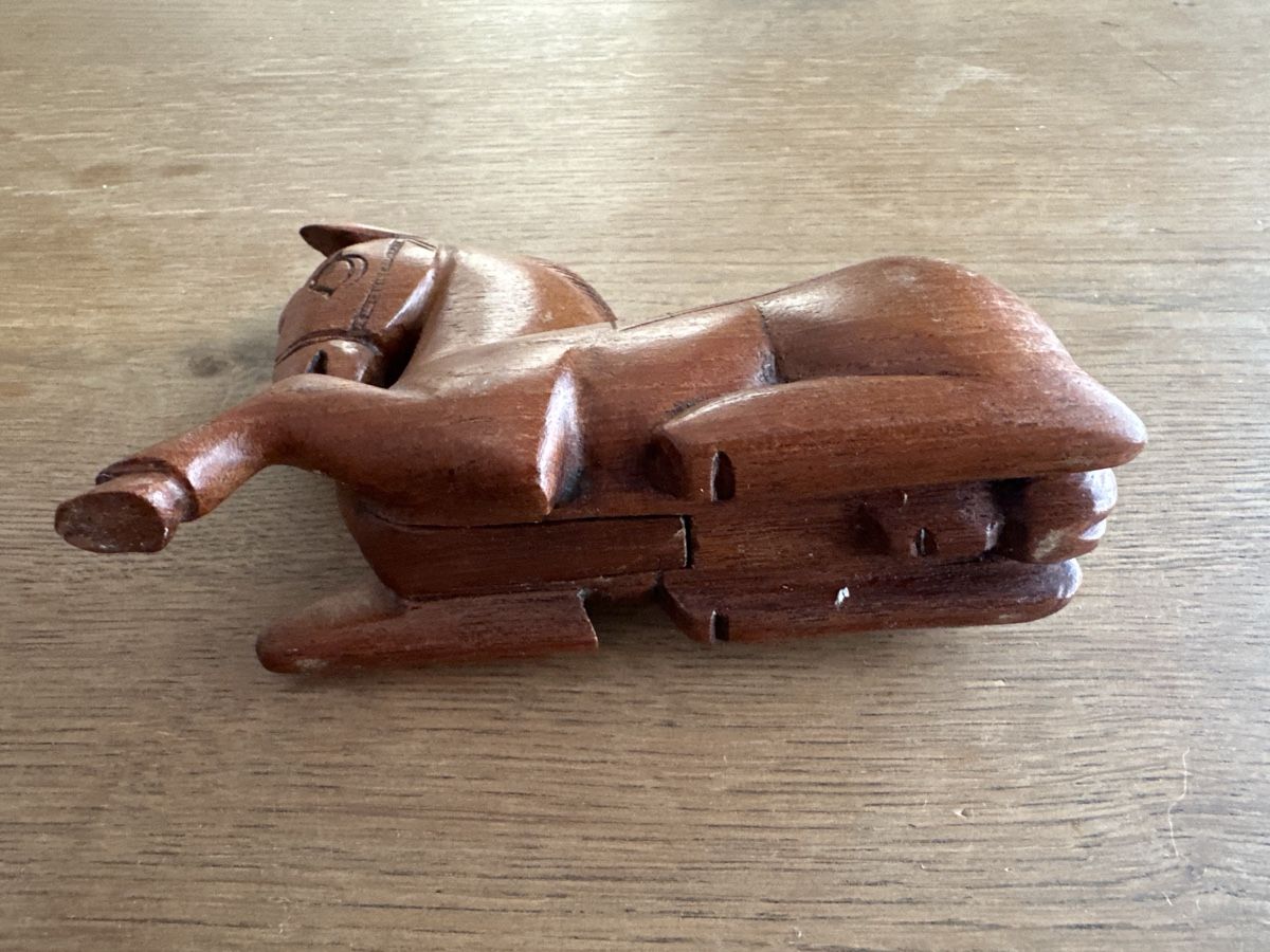 Statuette:  handgeschnitzte Pferdefigur mit verstecktem Fach – Usato da Frauenfeld venduto da Jose_luis 1