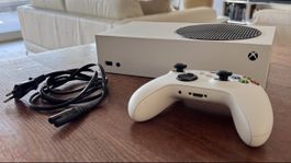 Xbox Series S Konsole mit Controller und Netzkabel