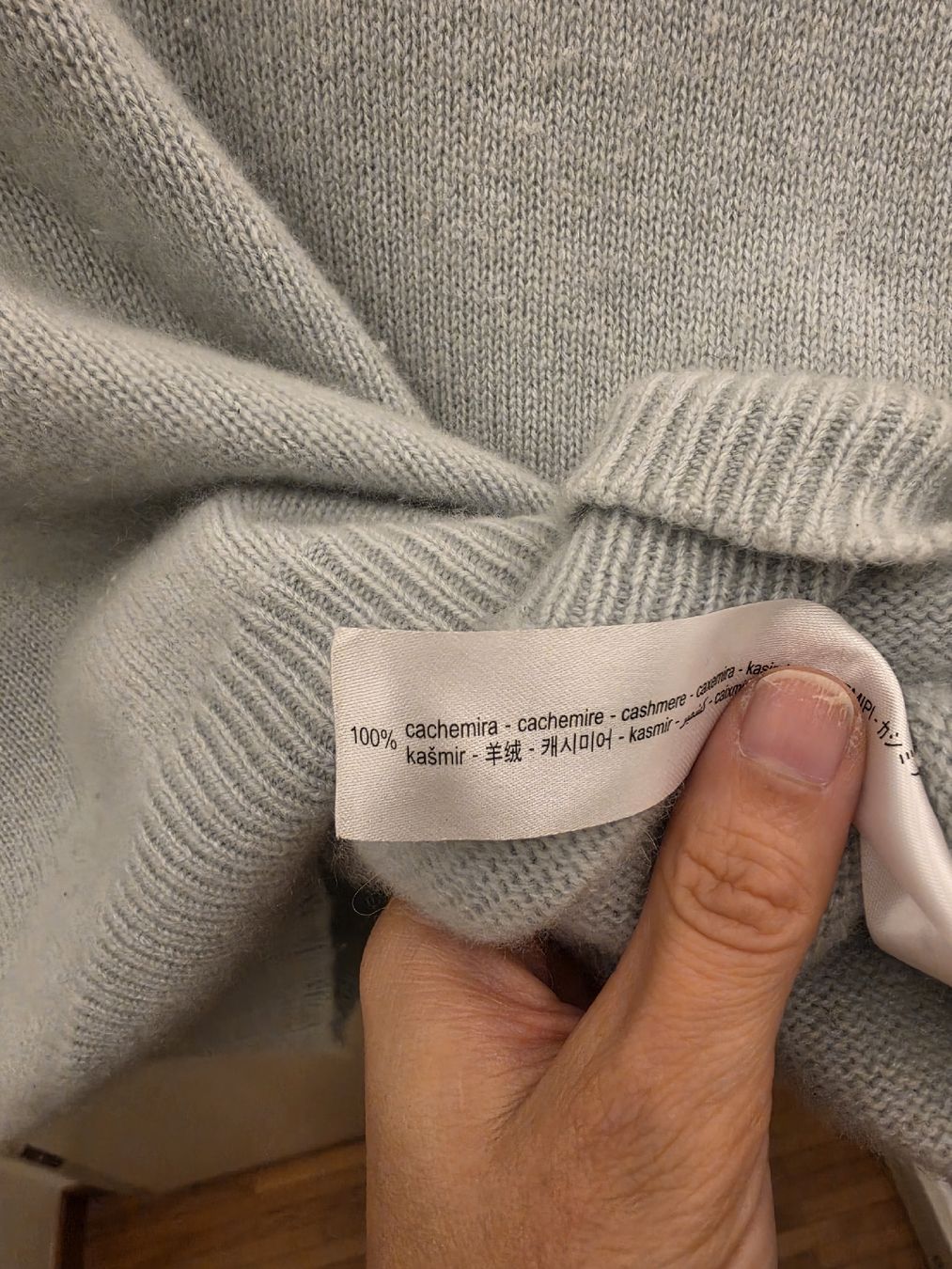 Zara Pulls & Sweat-shirts: Zara Kaschmir Pullover hellblau Grösse M gebrauchter Zustand – D'occasion à St. Gallen par heartbug 1