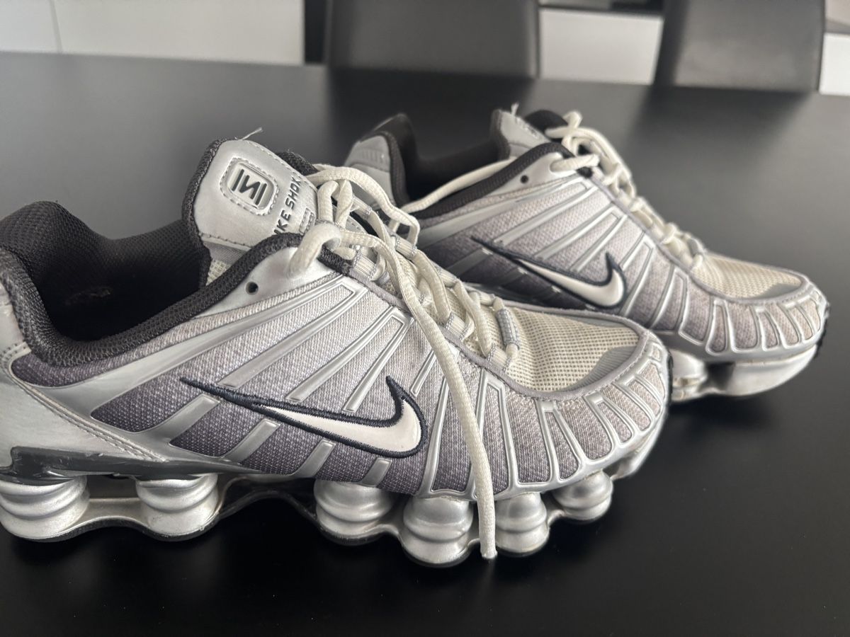 Nike Herrenschuhe: Nike Shox Schuhe Grösse 41 Silber – Gebraucht aus Niederuzwil von Amicio