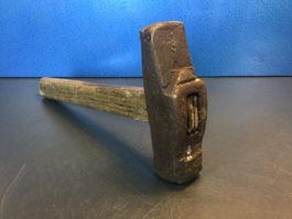 Uralter schön geformter Eisen Hammer rostig