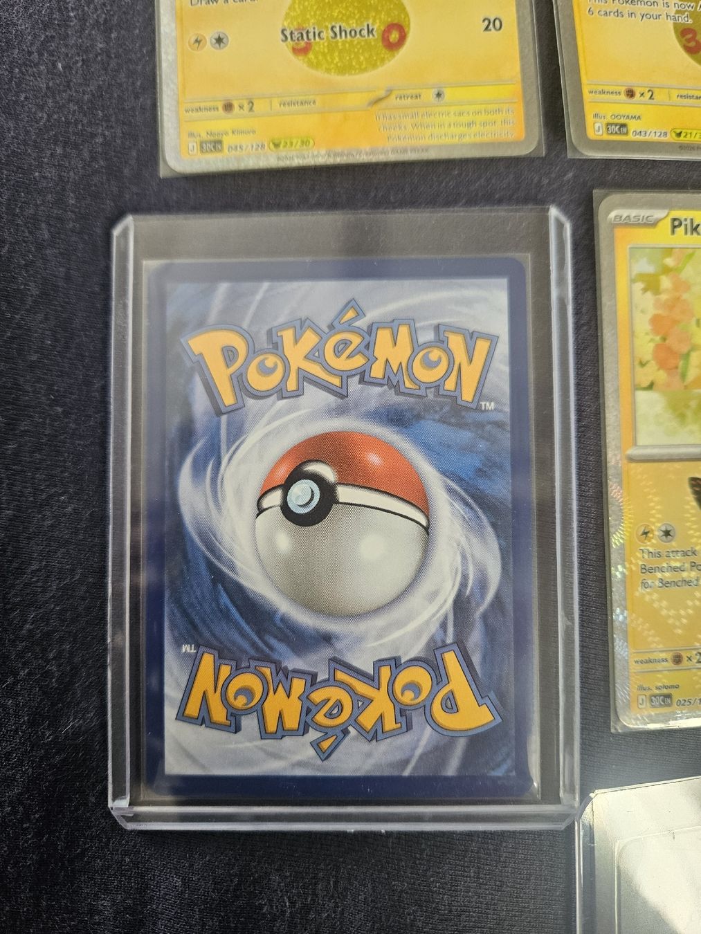 Pokémon Carte collezionabili: Pikachu 150/128 30th Anniversary EN + 9 Andere Pikachus – Nuovo (secondo la descrizione) da Zürich venduto da pintolino 4
