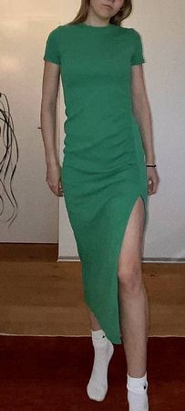 Grünes langes Kleid mit Schlitz