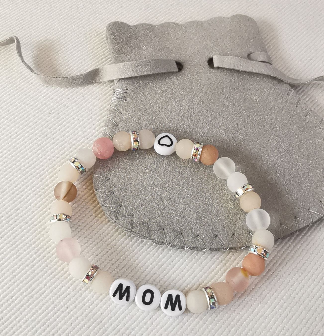 Bracciali & Braccialetti: Armband Natursteine 'Mom' oder 'Wow' – Nuovo (secondo la descrizione) da Obergerlafingen venduto da Sigus