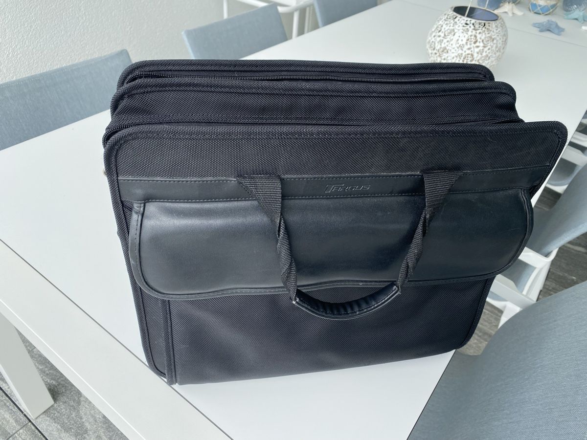 Valigie & Borse: Targus Businesstasche schwarz – Usato da Hettlingen venduto da Milucl1