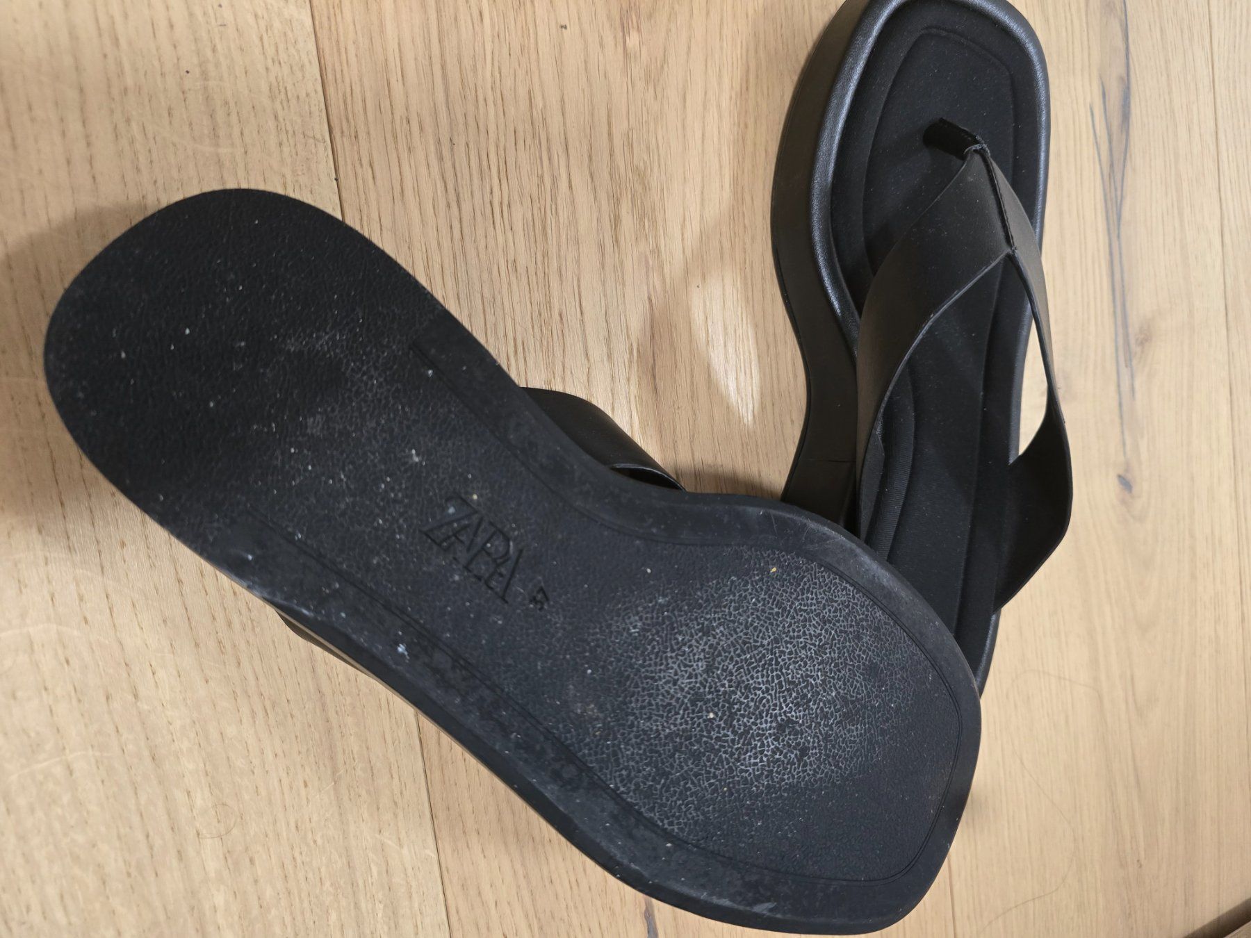 Zara Chaussures femmes: Zara Sandalen flach – D'occasion à Rümlang par Arsasladi 1