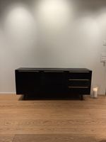 Sideboard Akazie massiv schwarz, 175x40x74 cm, goldene Griff