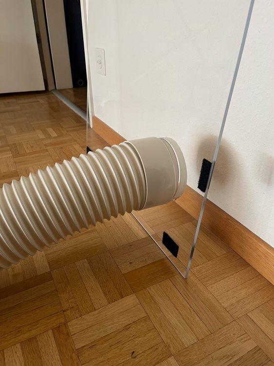 Climatiseurs: Fensterabdeckung für Klimageräte mit Abluftschlauch – D'occasion à Zollikon par tiimmoo