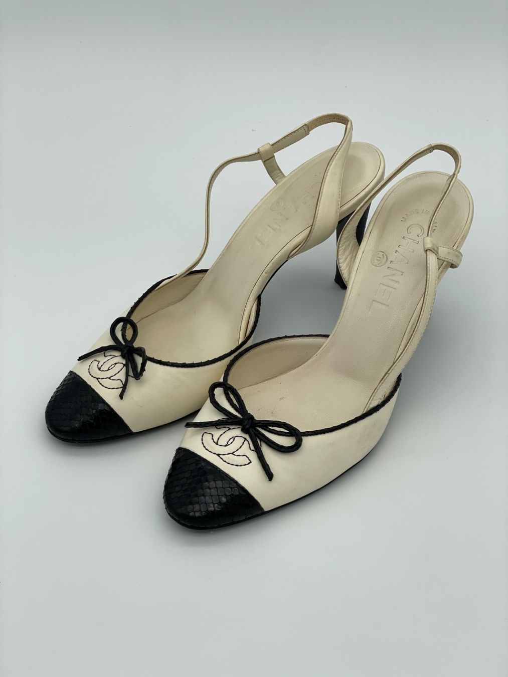 Chanel Scarpe da donna: Chanel CC Bow Cap Toe Slingback EU 36.5 Beige – Usato da Zürich venduto da shoe_shop 2