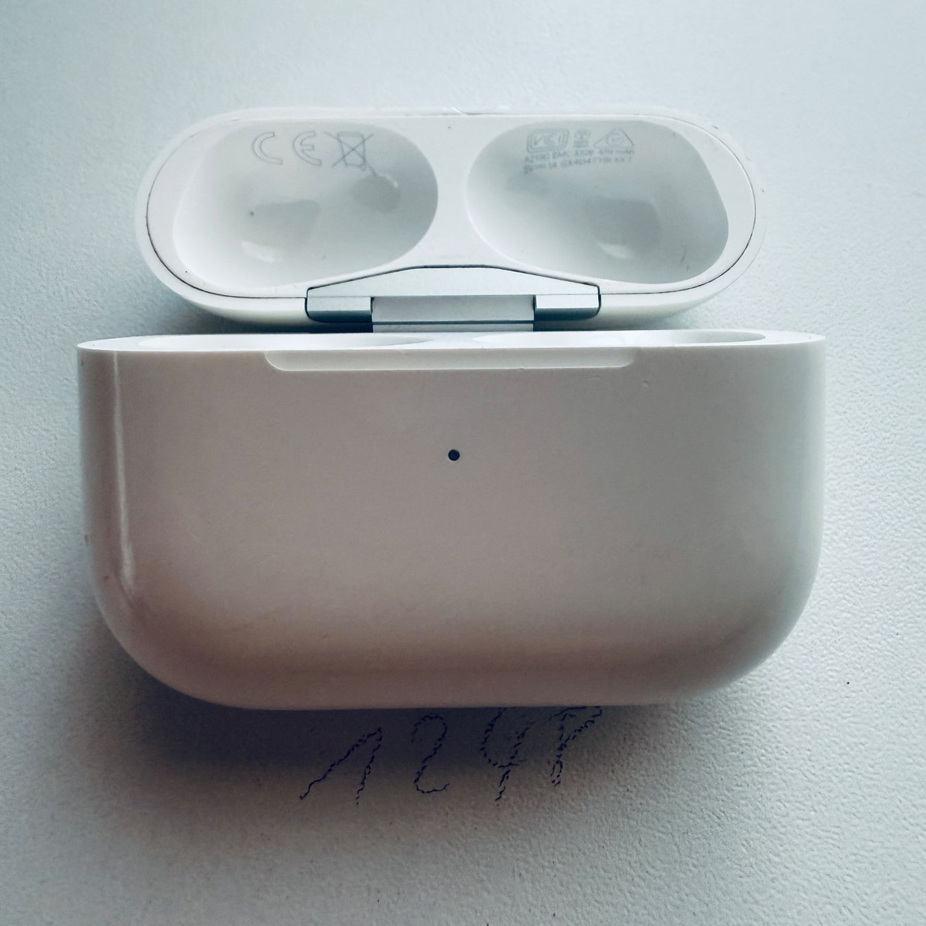 Apple Ladegeräte: Original Apple Ladecase A2190 Wireless für AirPods Pro – Gebraucht aus Basel von MY.AIRPODS.SHOP