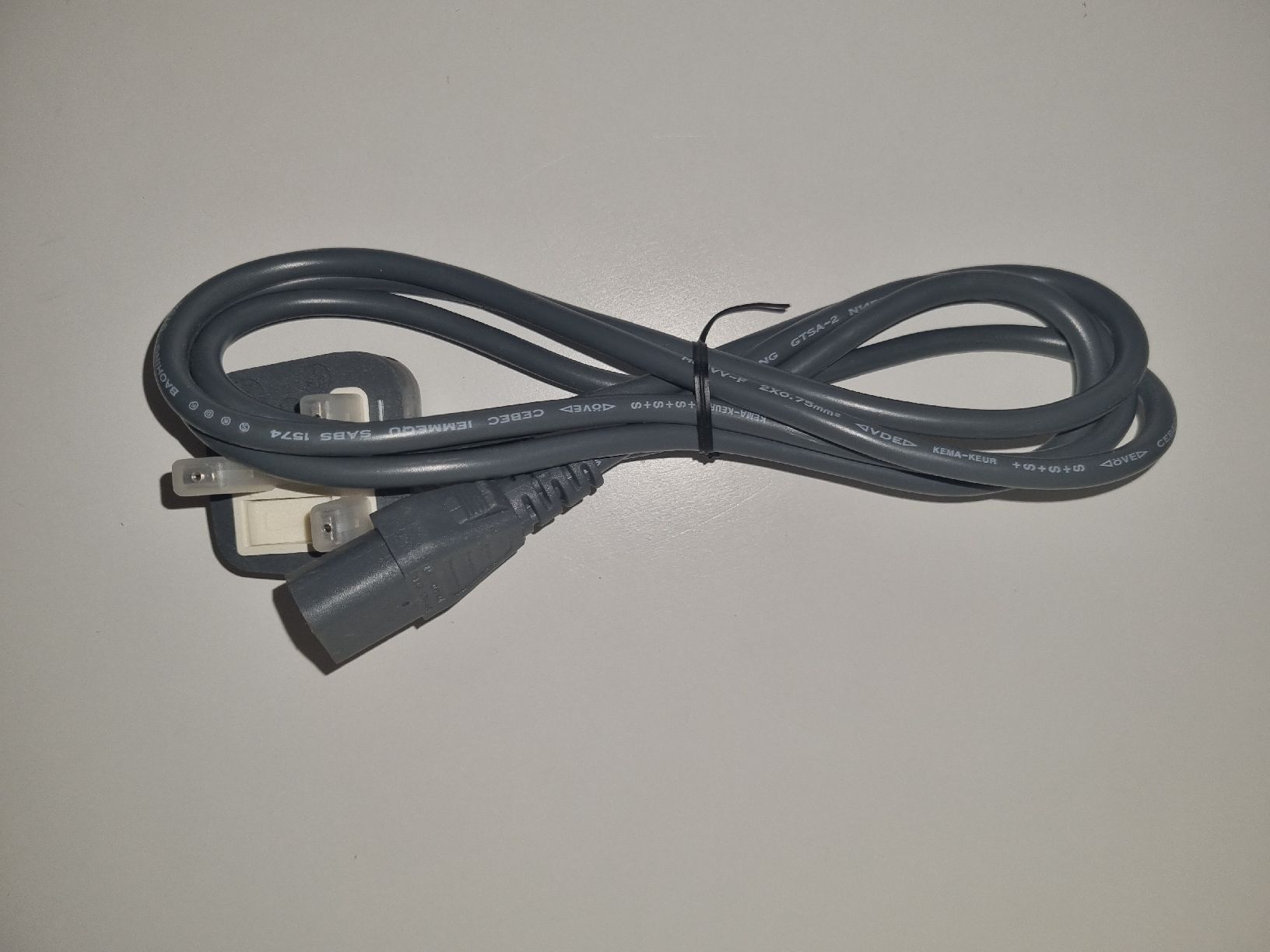 Cavi: Stromkabel IEC C13 Stecker Typ G – Nuovo (secondo la descrizione) da Chur venduto da Beimirhates