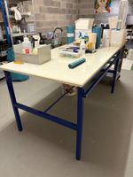 Table de travail avec sous-main de découpe