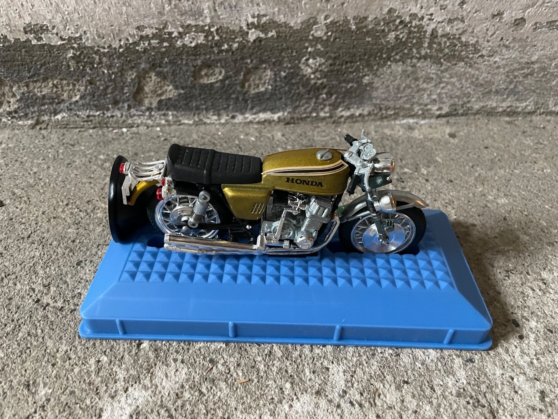 Kit di modellismo & Modellini statici: Honda CB 750 four Töff Modell – Usato da Luzern venduto da mintcar 3