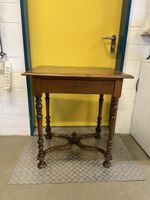 Antiker Nussbaumtisch / Beistelltisch mit Schublade