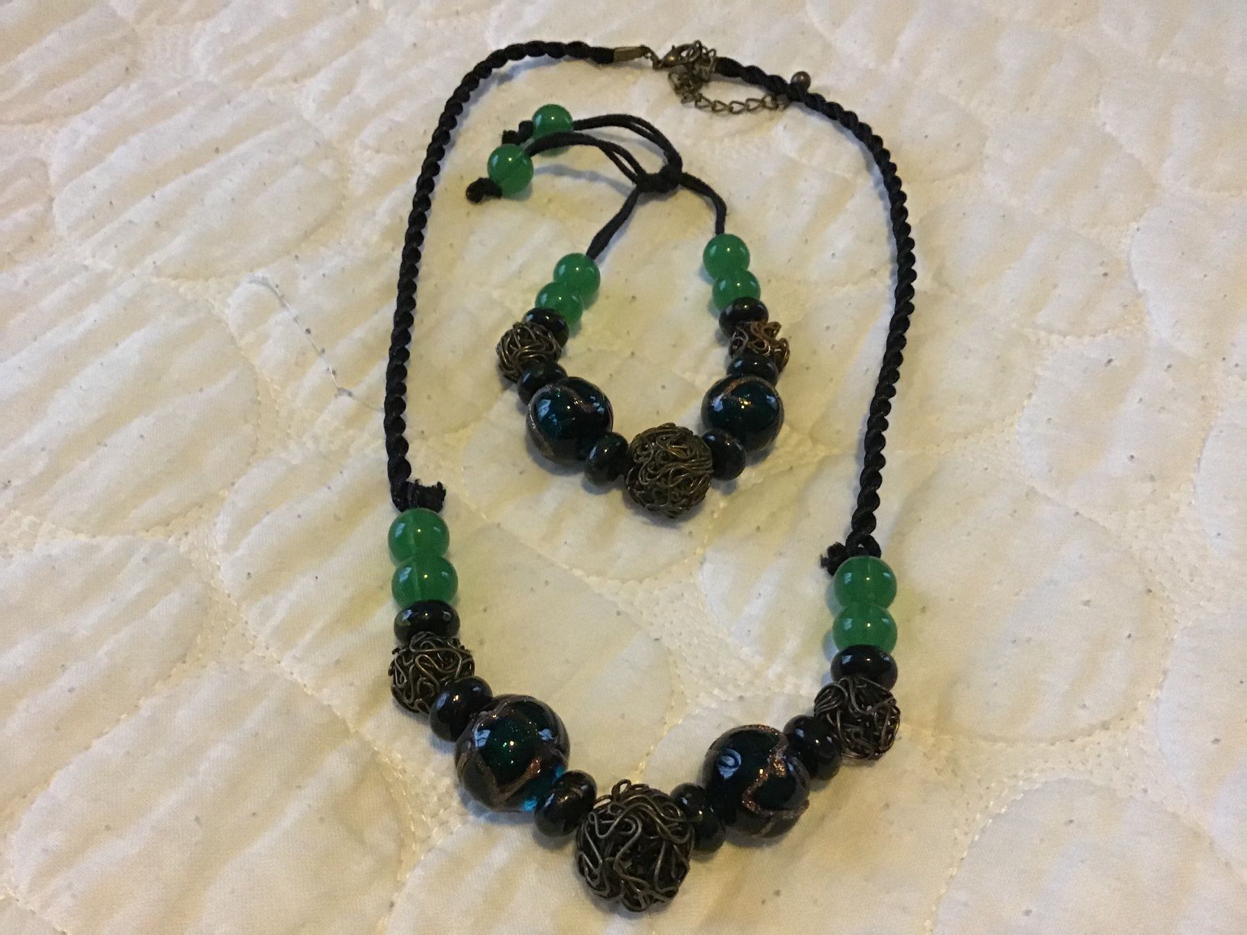 Catenine: Modeschmuck mit Glasperlen (grün / gold) – Nuovo (secondo la descrizione) da Weggis venduto da Tupferl