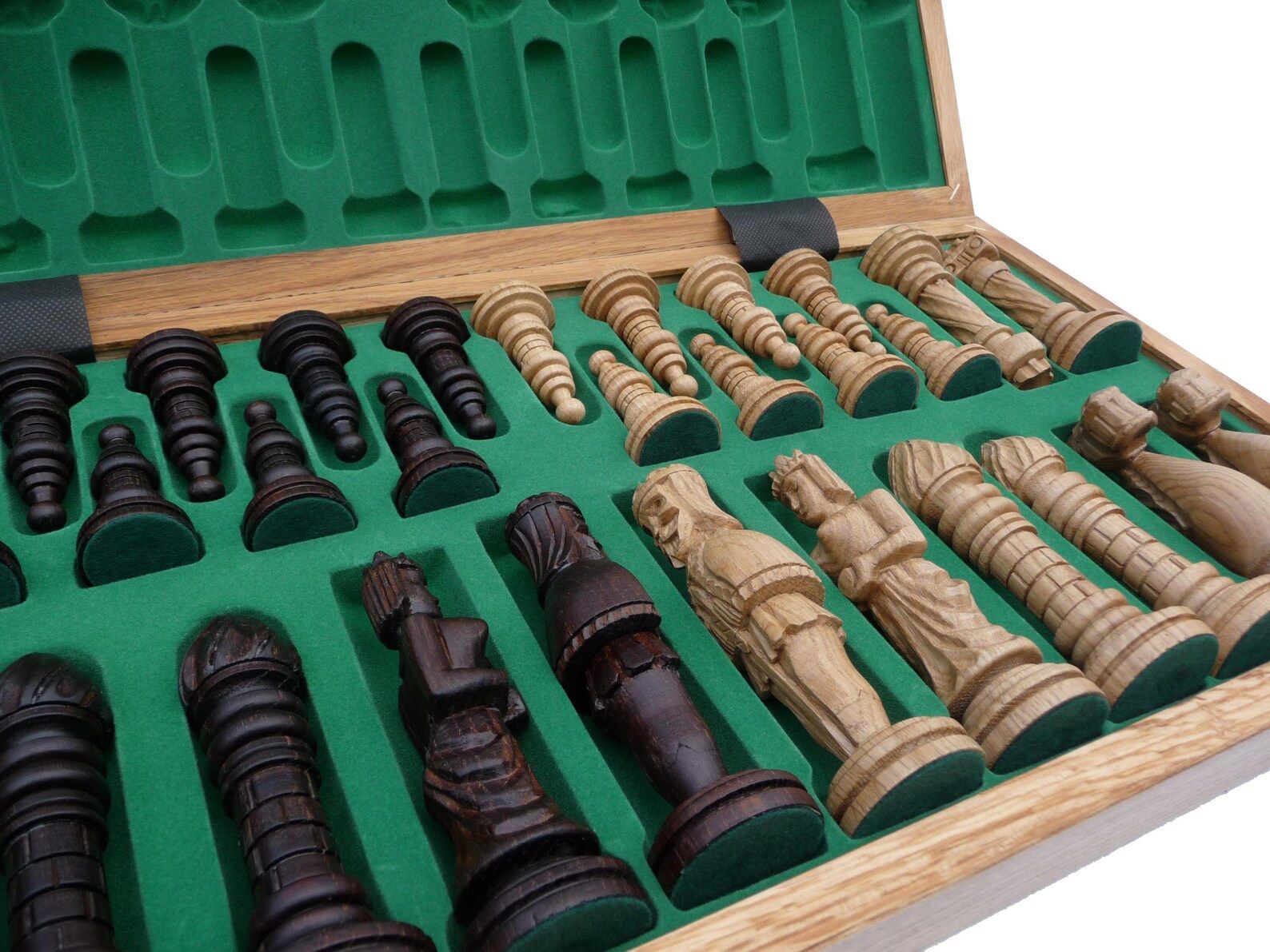 Giochi: Geschnitztes Eichen-Schachbrett Neu – Nuovo e nell'imballaggio originale da Buchs Zh venduto da bar_7kk7 4