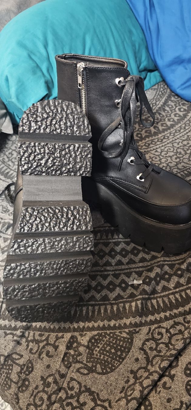 Scarpe da donna: Demonia Gr.41 Stiefeletten Gothic Neu – Nuovo (secondo la descrizione) da Zürich venduto da Daniela51 2