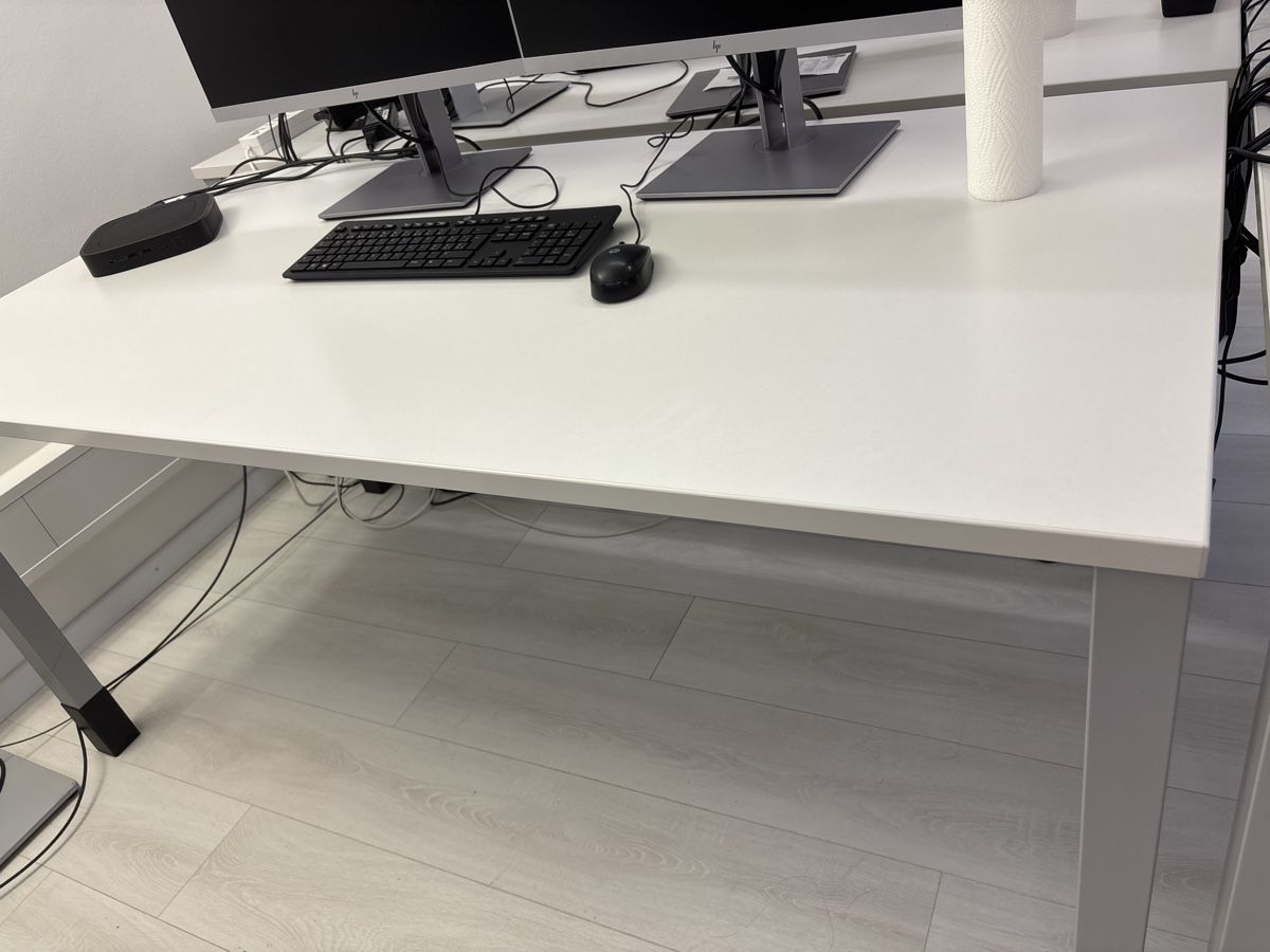 Scrivanie: Bürotisch weiss Metallgestell gebraucht – Usato da Zürich venduto da mas_29tr