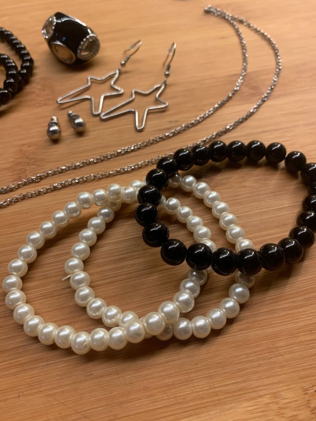 Altri gioielli: Schwarzes Set aus Modeschmuck, Ringen und Ohrringen – Usato da Chalais venduto da Decoarts.art 4