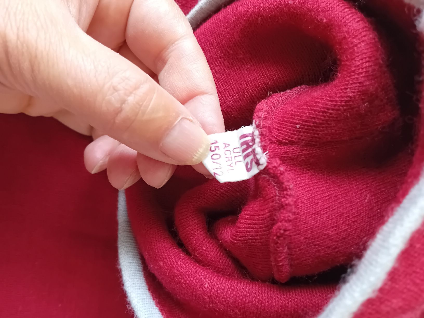Pullover & Sweatshirts: Roter Rollkragenpullover - Größe 150 – Gebraucht aus Romanshorn von milenva 1