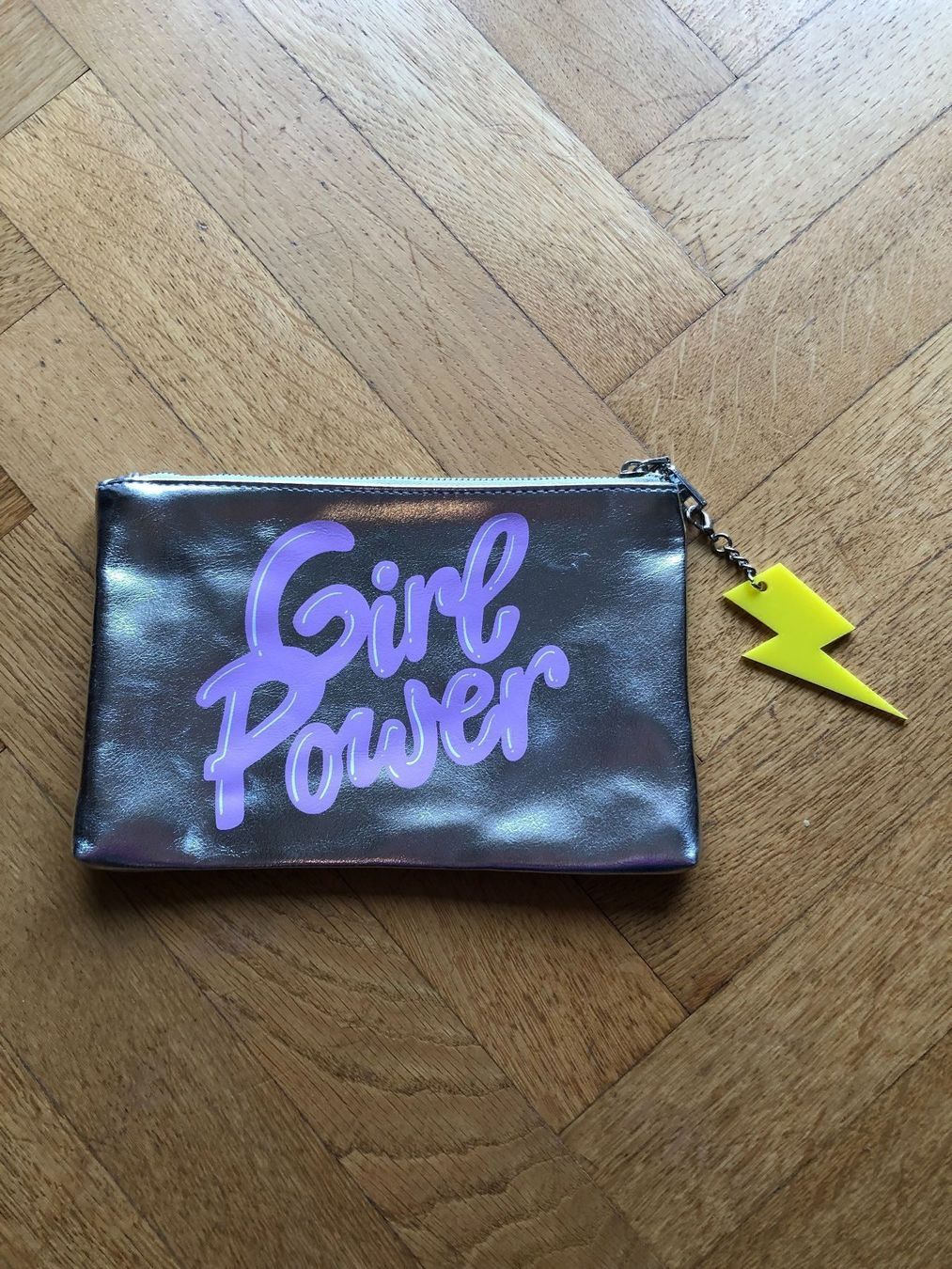 Sacs femmes: Pochette Girl Power Studio DIY – D'occasion à Neuchâtel par Thesebootsaremadeforwalking