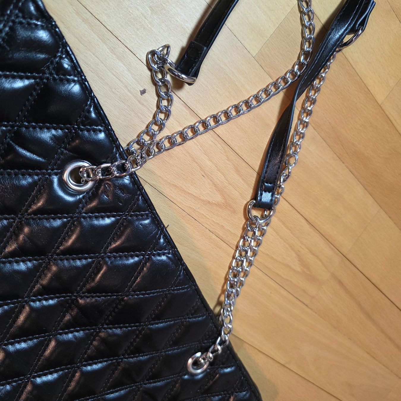 Asos Borse da donna: ASOS gesteppte schwarze Tasche mit Kette – Usato da Wald ZH venduto da CapLux 1